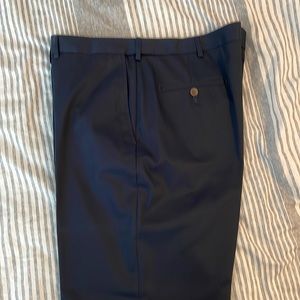 Haggar Classic fit men’s pants in brand new condition.